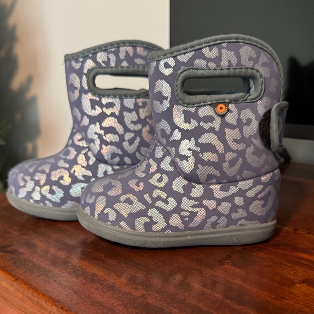 Bogs Kids' Shimmering Navy & Metallic Silver Animal Print Boots, size 6 Line New